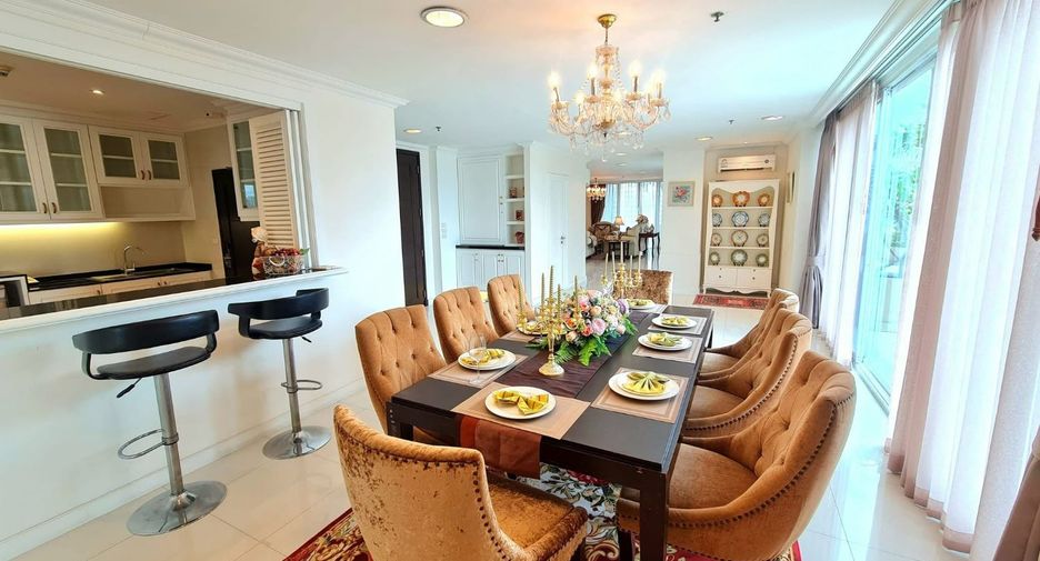 For rent 4 bedrooms apartment in Watthana, Bangkok