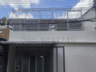 Casa adosada en alquiler de 3 habitaciones en Huai Khwang, Bangkok