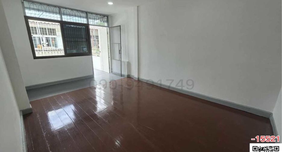 For rent 3 bedrooms townhouse in Huai Khwang, Bangkok