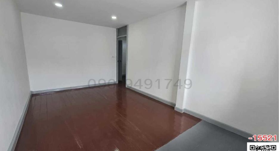 For rent 3 bedrooms townhouse in Huai Khwang, Bangkok