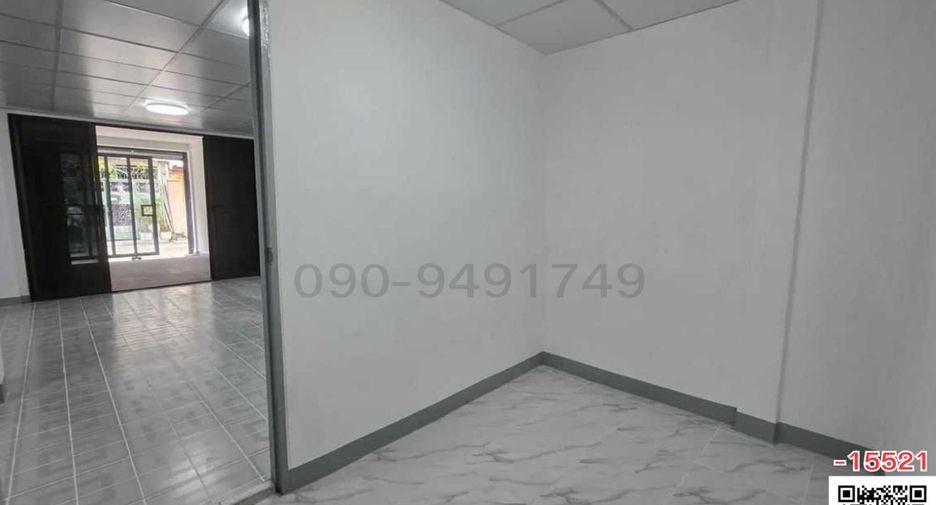 For rent 3 bedrooms townhouse in Huai Khwang, Bangkok