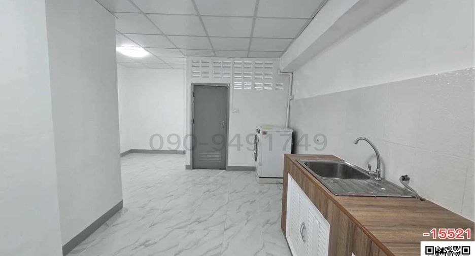 For rent 3 bedrooms townhouse in Huai Khwang, Bangkok