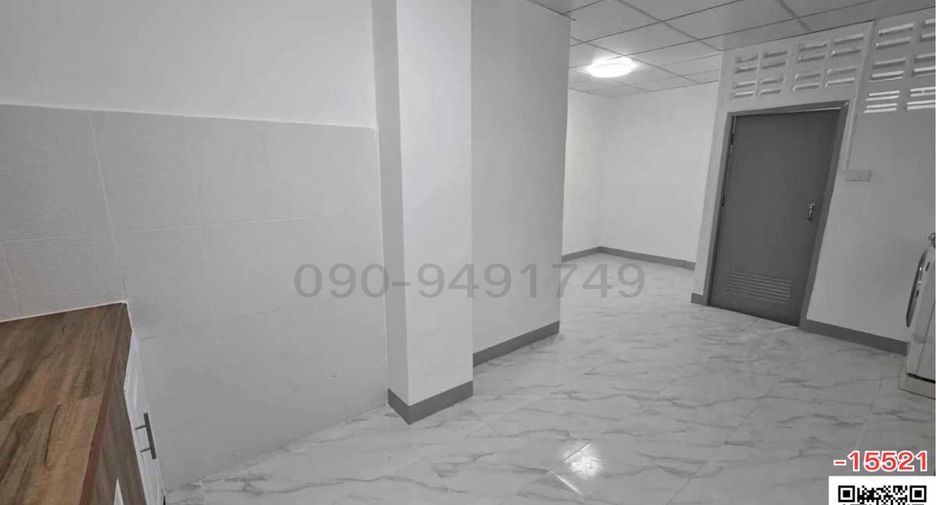 For rent 3 bedrooms townhouse in Huai Khwang, Bangkok