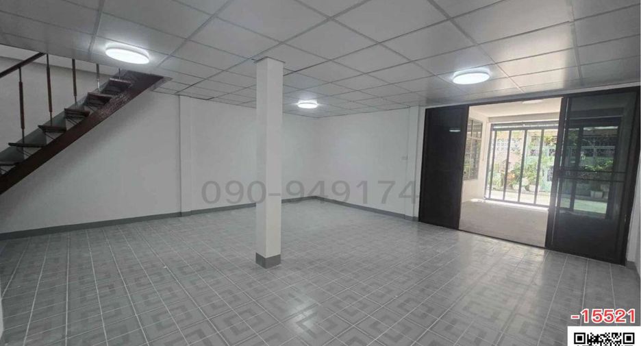 For rent 3 bedrooms townhouse in Huai Khwang, Bangkok