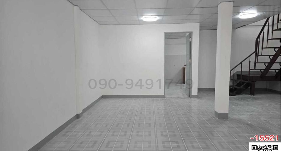 For rent 3 bedrooms townhouse in Huai Khwang, Bangkok
