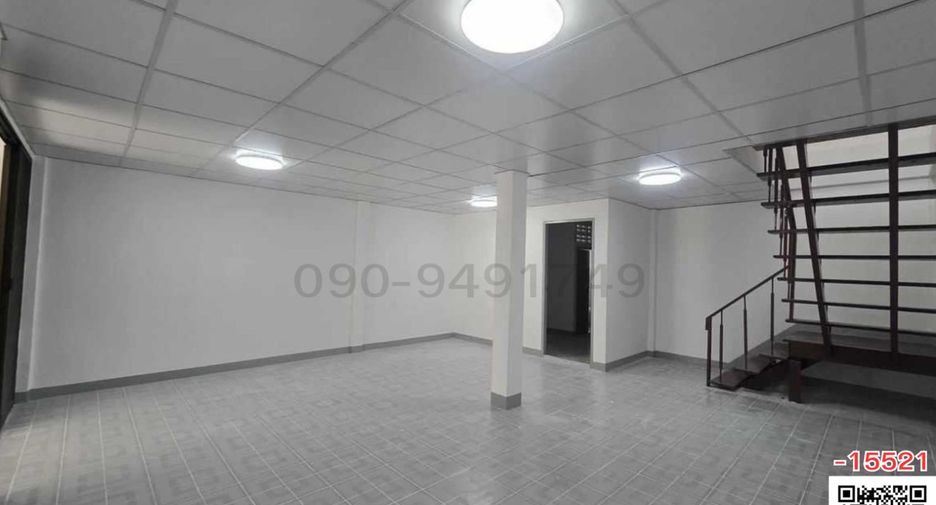For rent 3 bedrooms townhouse in Huai Khwang, Bangkok