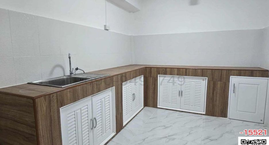 For rent 3 bedrooms townhouse in Huai Khwang, Bangkok