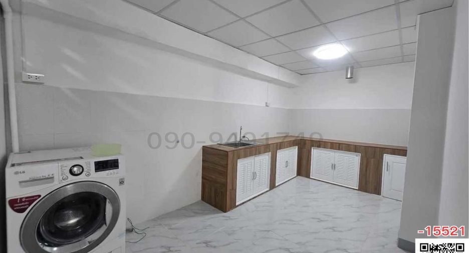 For rent 3 bedrooms townhouse in Huai Khwang, Bangkok