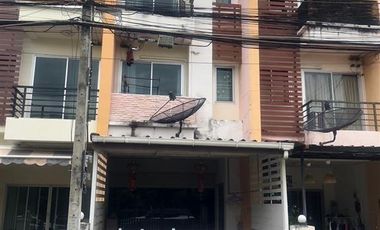Casa adosada en venta de 4 habitaciones en Suan Luang, Bangkok