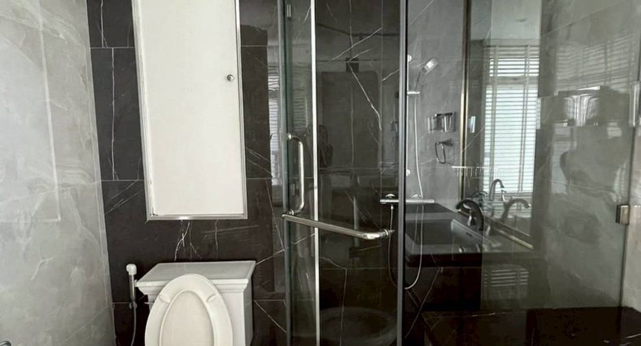 For rent 3 bedrooms condo in Khlong Toei, Bangkok