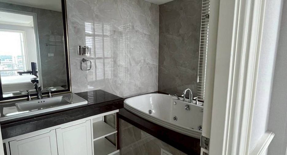 For rent 3 bedrooms condo in Khlong Toei, Bangkok