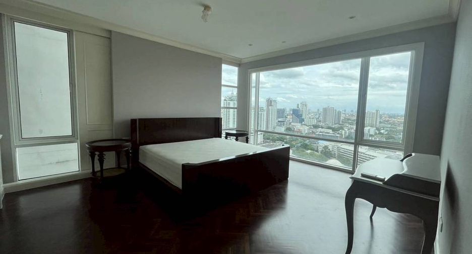 For rent 3 bedrooms condo in Khlong Toei, Bangkok