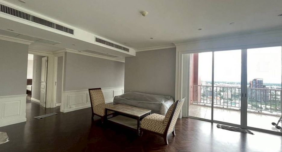 For rent 3 bedrooms condo in Khlong Toei, Bangkok