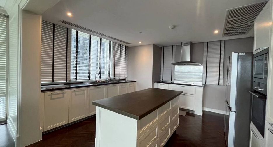 For rent 3 bedrooms condo in Khlong Toei, Bangkok