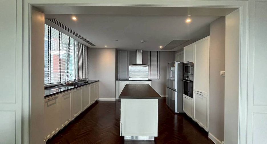 For rent 3 bedrooms condo in Khlong Toei, Bangkok
