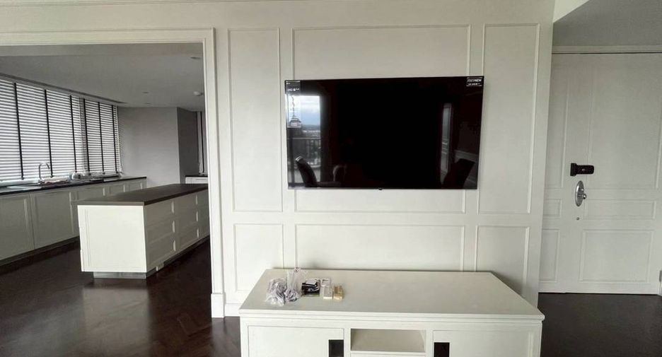 For rent 3 bedrooms condo in Khlong Toei, Bangkok
