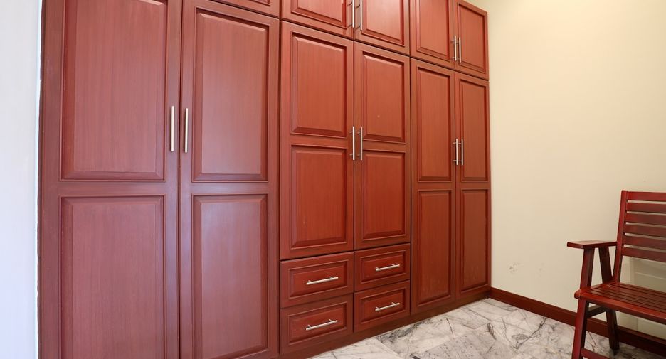 Casa en alquiler y en venta de 3 habitaciones en Bang Lamung, Chonburi