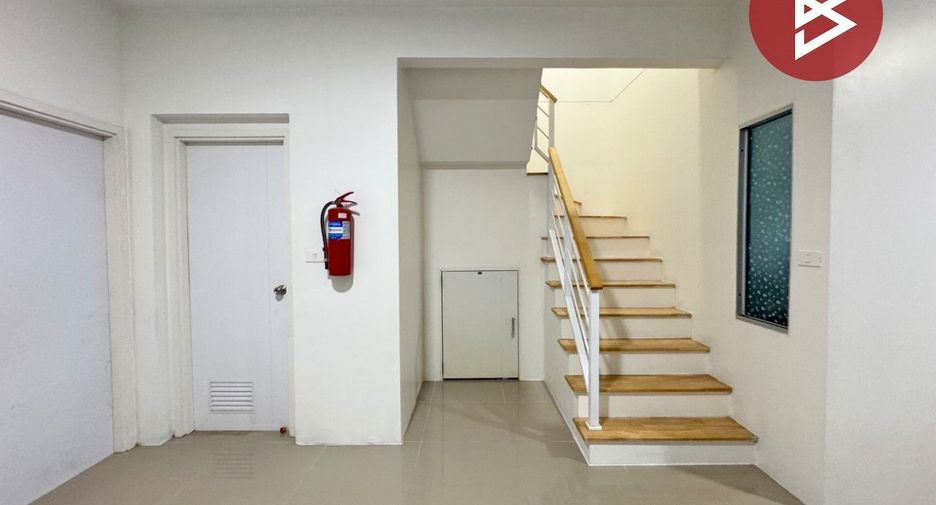 Casa adosada en venta de estudio en Mueang Pathum Thani, Pathum Thani