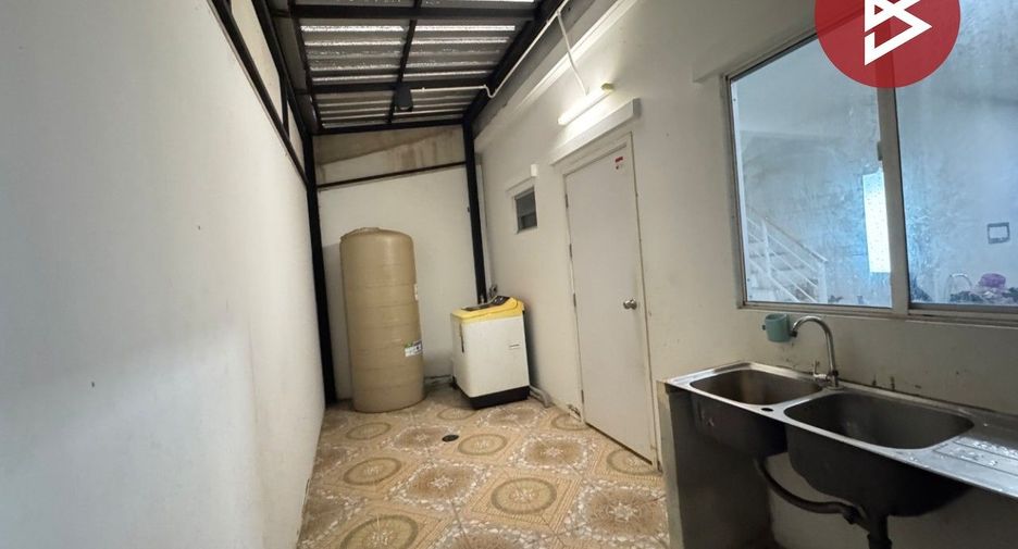 Casa adosada en venta de estudio en Mueang Pathum Thani, Pathum Thani