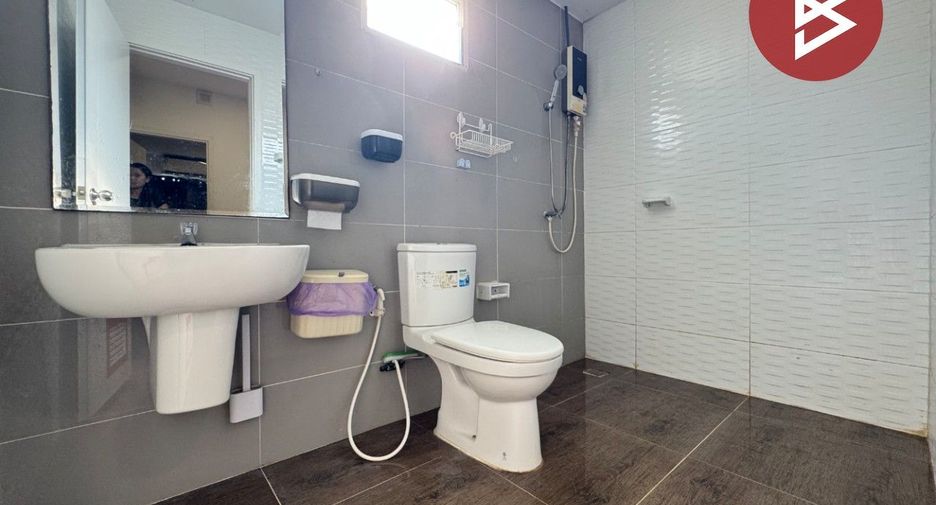 Casa adosada en venta de estudio en Mueang Pathum Thani, Pathum Thani