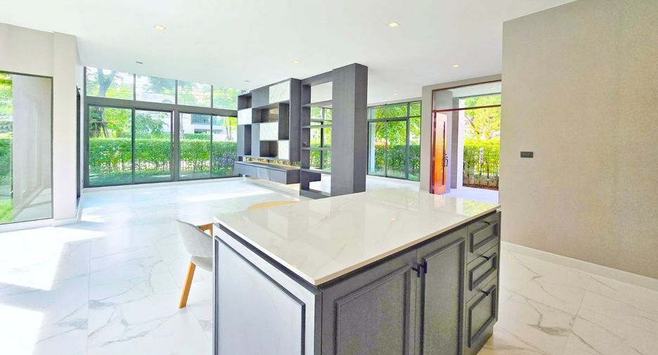 For sale 4 bedrooms house in Phasi Charoen, Bangkok