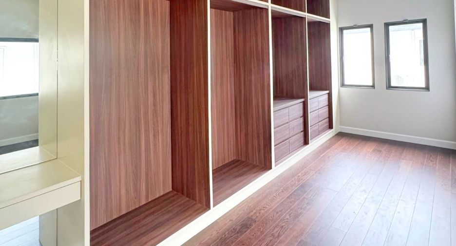 For sale 4 bedrooms house in Phasi Charoen, Bangkok
