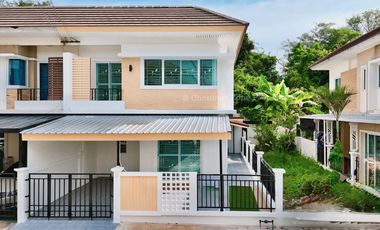 À vendre 3 chambres maison de ville à Si Racha, Chonburi