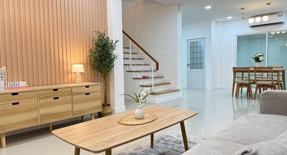 À vendre 3 chambres maison de ville à Si Racha, Chonburi