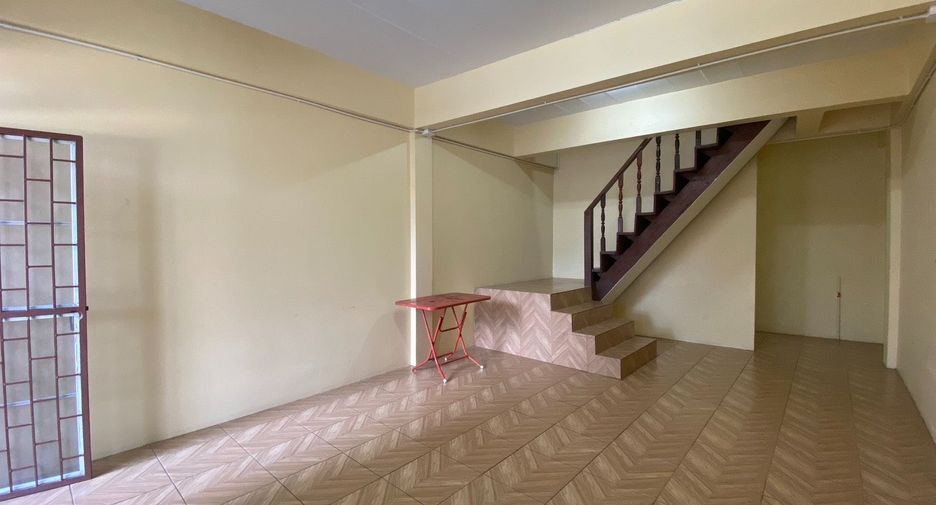 For rent 2 bedrooms townhouse in Si Racha, Chonburi