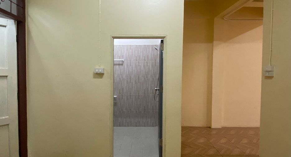 For rent 2 bedrooms townhouse in Si Racha, Chonburi