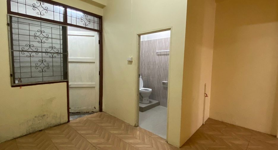 For rent 2 bedrooms townhouse in Si Racha, Chonburi