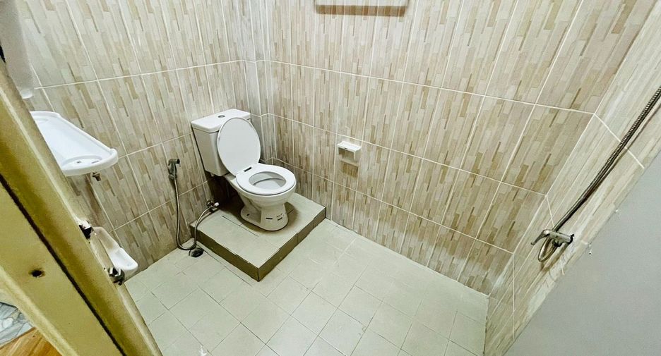For rent 2 bedrooms townhouse in Si Racha, Chonburi