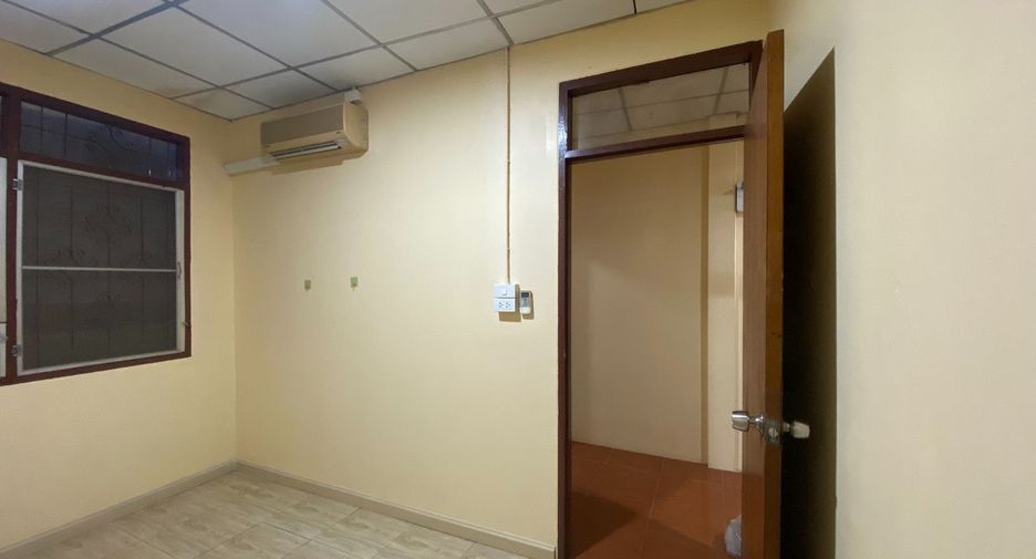 For rent 2 bedrooms townhouse in Si Racha, Chonburi