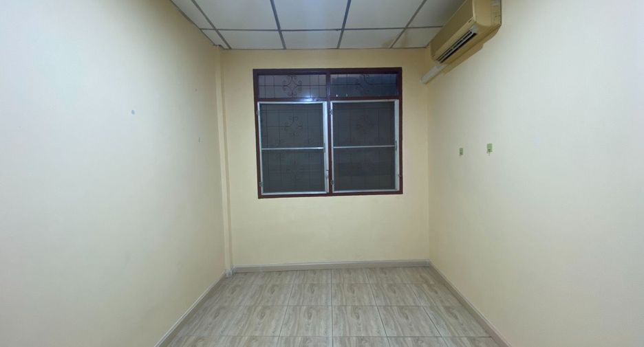For rent 2 bedrooms townhouse in Si Racha, Chonburi
