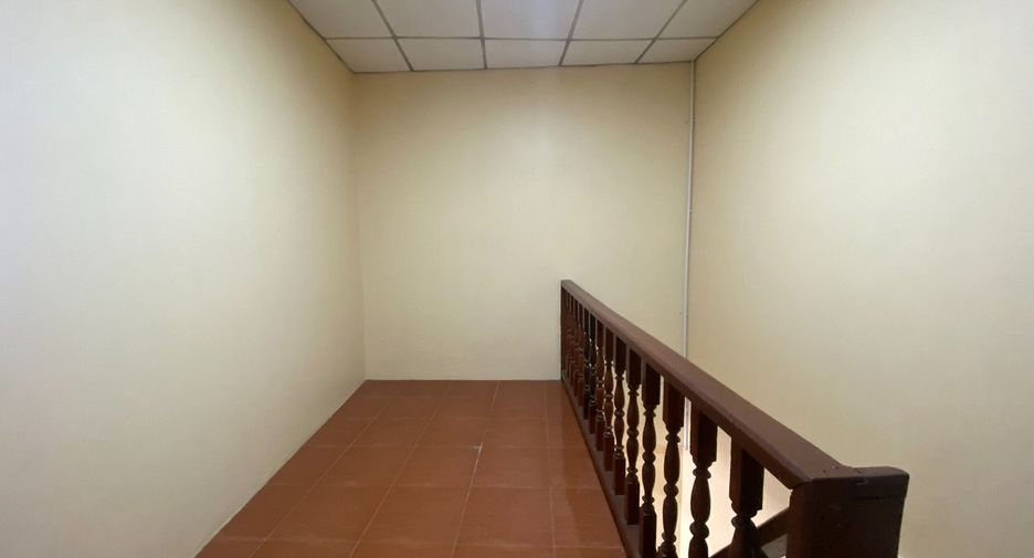 For rent 2 bedrooms townhouse in Si Racha, Chonburi