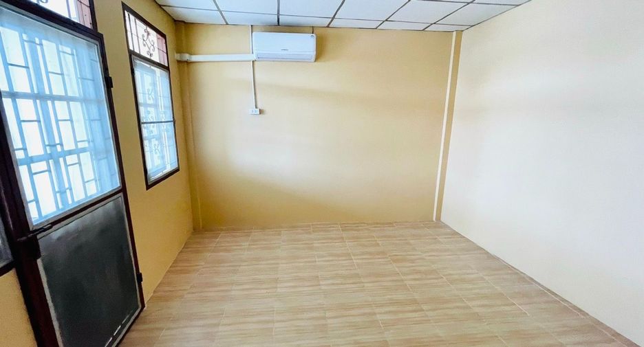 For rent 2 bedrooms townhouse in Si Racha, Chonburi