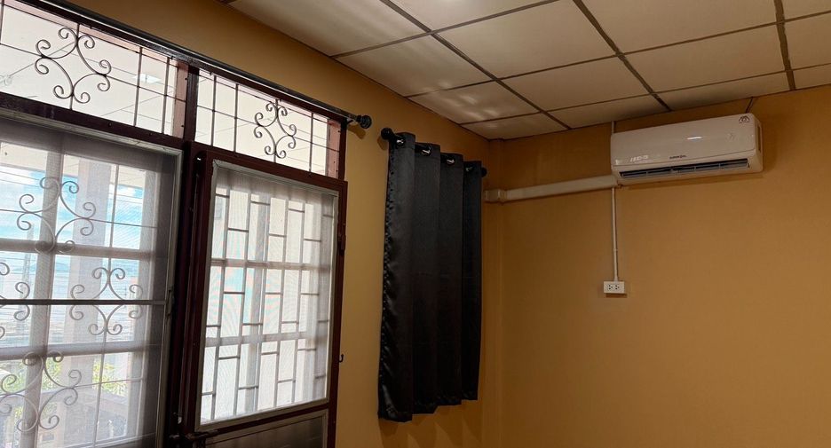 For rent 2 bedrooms townhouse in Si Racha, Chonburi