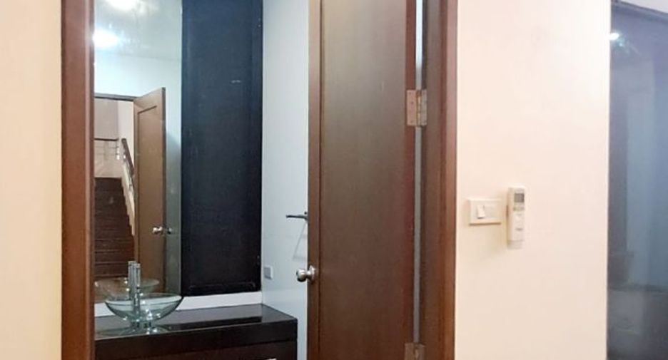 À louer 4 chambres maison de ville à Watthana, Bangkok