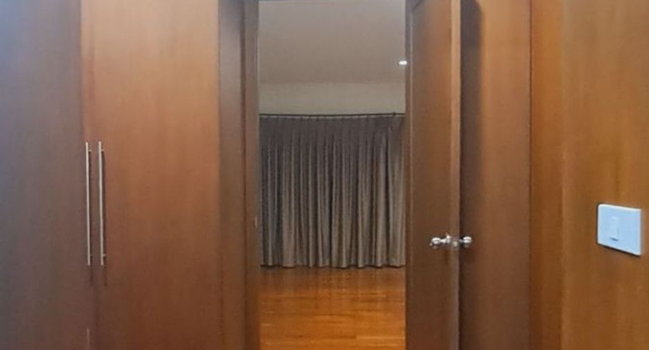 À louer 4 chambres maison de ville à Watthana, Bangkok
