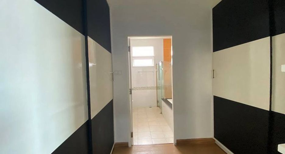 For sale 3 bedrooms house in Si Racha, Chonburi