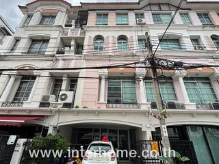 For sale 2 bedrooms townhouse in Wang Thonglang, Bangkok