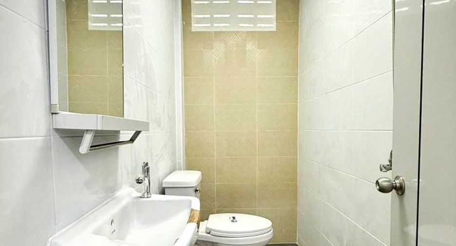 For sale 3 bedrooms townhouse in Mueang Samut Sakhon, Samut Sakhon