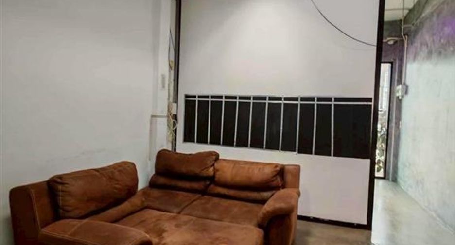 Local comercial en venta de 2 habitaciones en Lam Luk Ka, Pathum Thani