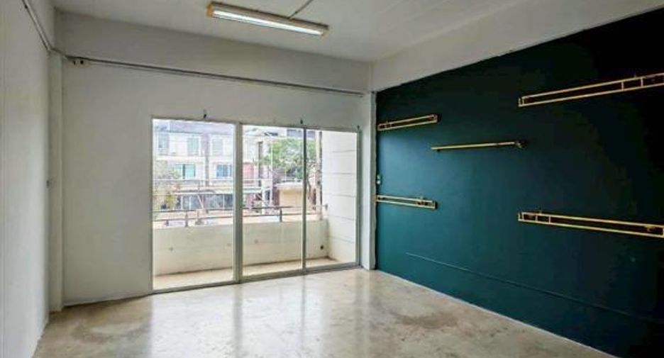 Local comercial en venta de 2 habitaciones en Lam Luk Ka, Pathum Thani