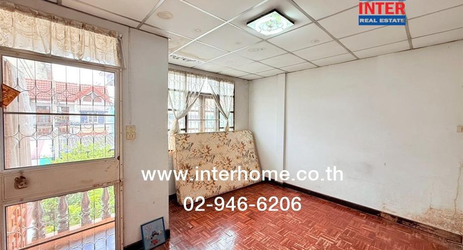 Reihenhaus zum Kauf mit 2 Zimmer in Taling Chan, Bangkok