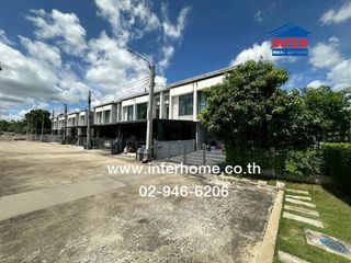出租 和 出售 3 卧室 联排别墅 在 Khlong Sam Wa, 曼谷