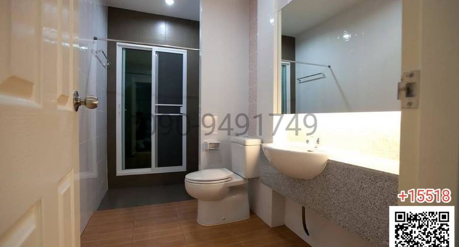 For rent 3 bedrooms townhouse in Saphan Sung, Bangkok