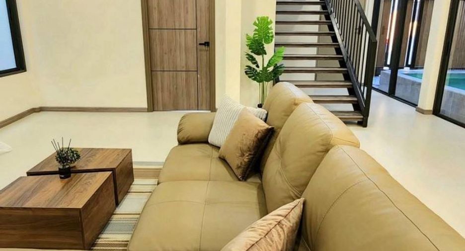 Haus zur Miete und zum Kauf mit 3 Zimmer in Phra Khanong, Bangkok
