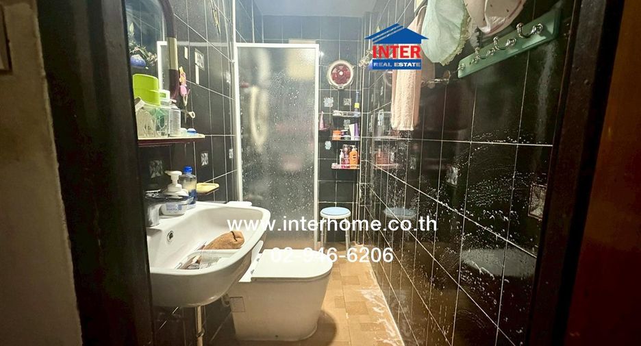 For sale 4 bedrooms townhouse in Huai Khwang, Bangkok