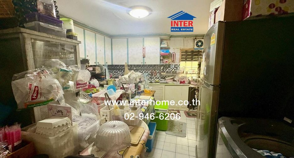 For sale 4 bedrooms townhouse in Huai Khwang, Bangkok